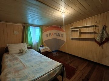 SE VENDE CASA ESQUINA, AMPLIO TERRENO EN MARIQUINA