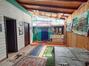 SE VENDE CASA ESQUINA, AMPLIO TERRENO EN MARIQUINA