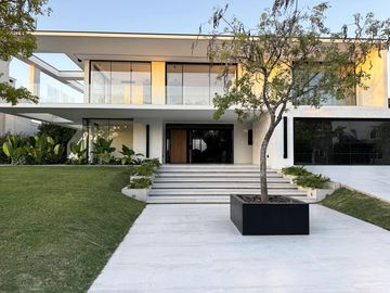 Casa en Venta exclusiva a la cancha de golf, en el Barrio El Golf, Nordelta