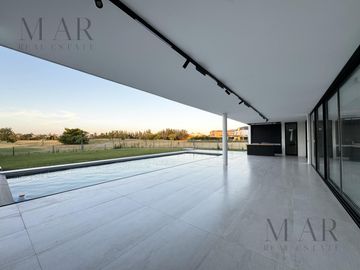 Casa en Venta exclusiva a la cancha de golf, en el Barrio El Golf, Nordelta
