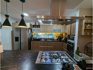 Se vende casa en Ciudad Jardin , remodelada