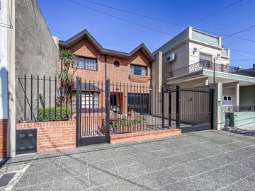 VENTA CASA 5 AMB C/ PARQUE PILETA COCHERAS CASEROS