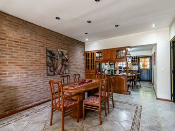VENTA CASA 5 AMB C/ PARQUE PILETA COCHERAS CASEROS