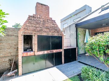 VENTA CASA 5 AMB C/ PARQUE PILETA COCHERAS CASEROS