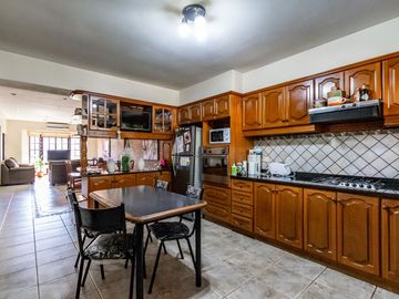 VENTA CASA 5 AMB C/ PARQUE PILETA COCHERAS CASEROS