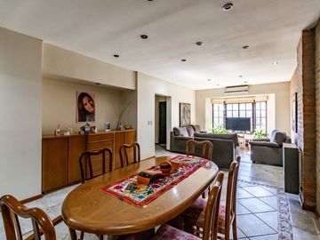 VENTA CASA 5 AMB C/ PARQUE PILETA COCHERAS CASEROS