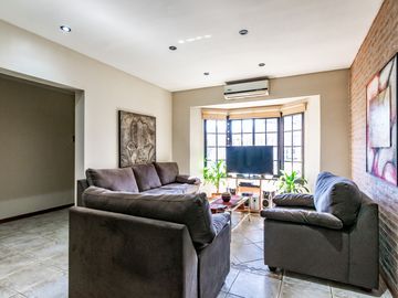 VENTA CASA 5 AMB C/ PARQUE PILETA COCHERAS CASEROS