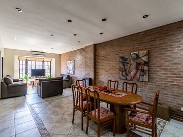 VENTA CASA 5 AMB C/ PARQUE PILETA COCHERAS CASEROS