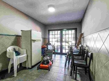 VENTA CASA 5 AMB C/ PARQUE PILETA COCHERAS CASEROS