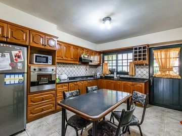 VENTA CASA 5 AMB C/ PARQUE PILETA COCHERAS CASEROS
