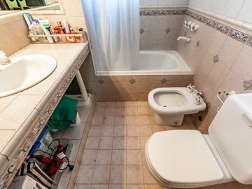 VENTA CASA 5 AMB C/ PARQUE PILETA COCHERAS CASEROS