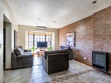 VENTA CASA 5 AMB C/ PARQUE PILETA COCHERAS CASEROS