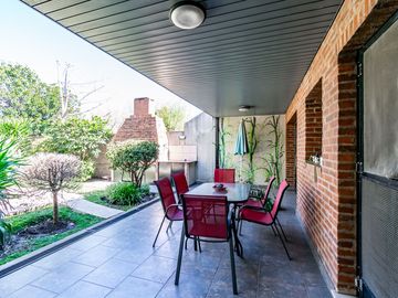 VENTA CASA 5 AMB C/ PARQUE PILETA COCHERAS CASEROS