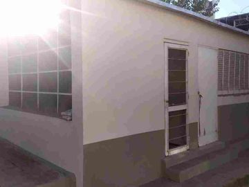 OPORTUNIDAD Casa  con departamento de servicio.