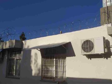 OPORTUNIDAD Casa  con departamento de servicio.