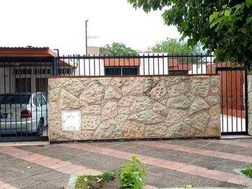OPORTUNIDAD Casa  con departamento de servicio.