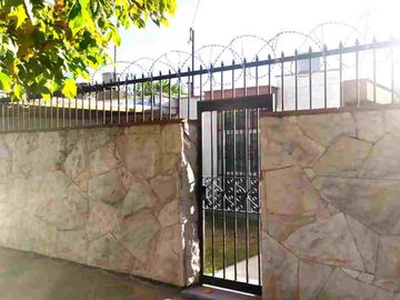 OPORTUNIDAD Casa  con departamento de servicio.