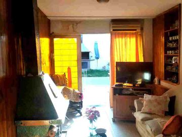 OPORTUNIDAD Casa  con departamento de servicio.