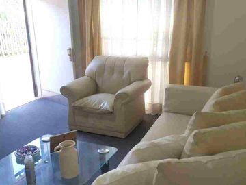 OPORTUNIDAD Casa  con departamento de servicio.