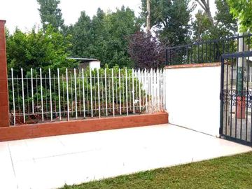 OPORTUNIDAD Casa  con departamento de servicio.