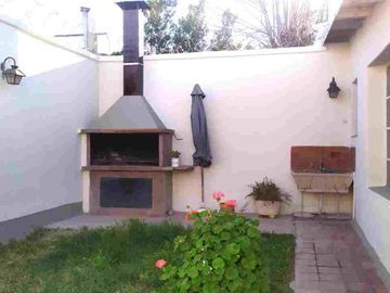 OPORTUNIDAD Casa  con departamento de servicio.