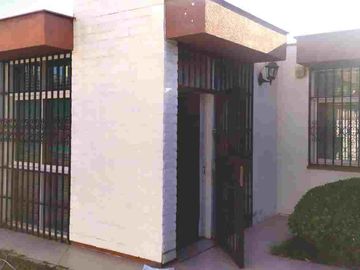 OPORTUNIDAD Casa  con departamento de servicio.