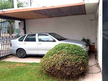OPORTUNIDAD Casa  con departamento de servicio.