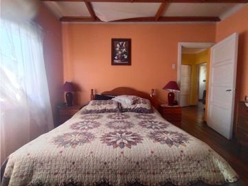 SE VENDE CASA ESQUINA EN QUILPUE CENTRO AMPLIO TERRENO