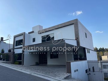 EXPECTACULAR CASA EN CONDADO DE SAYAVEDRA