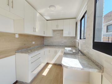 Casa remodelada, excelente conexión 3D+3B+2E, Belloto centro