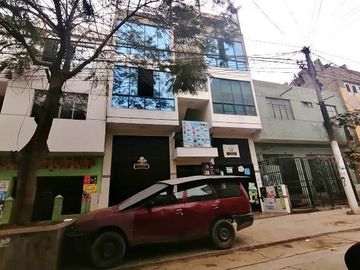 Casa de 3 pisos cerca a parque en el Rimac