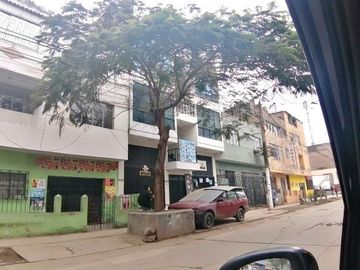 Casa de 3 pisos cerca a parque en el Rimac
