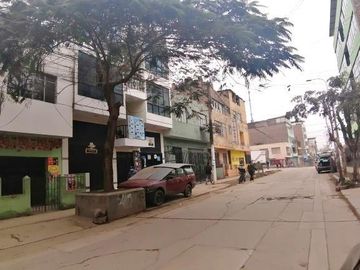 Casa de 3 pisos cerca a parque en el Rimac