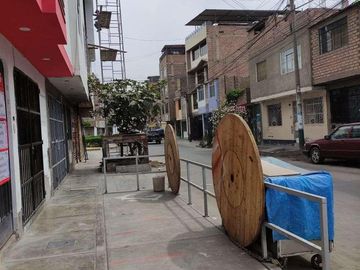 Casa  de 2 pisos frente a parque en Los Olivos