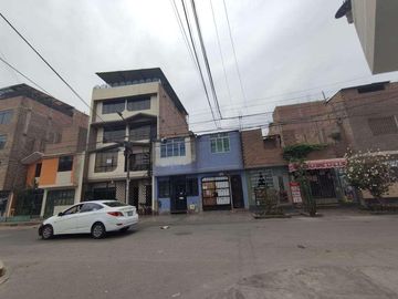 Casa  de 2 pisos frente a parque en Los Olivos
