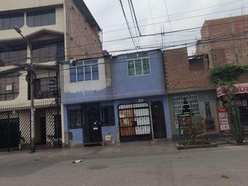 Casa  de 2 pisos frente a parque en Los Olivos