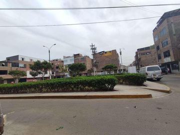 Casa  de 2 pisos frente a parque en Los Olivos