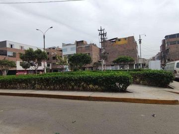 Casa  de 2 pisos frente a parque en Los Olivos