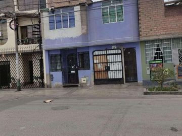 Casa  de 2 pisos frente a parque en Los Olivos