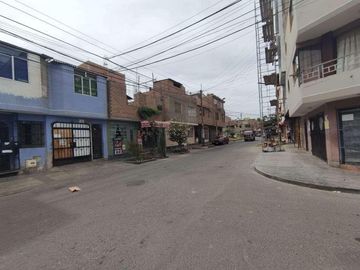 Casa  de 2 pisos frente a parque en Los Olivos