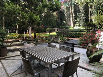 Parte baja,estilo Arq.Artigas con gran jardín arbolado.