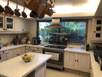 Parte baja,estilo Arq.Artigas con gran jardín arbolado.