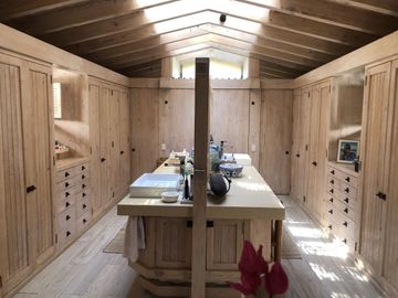 Parte baja,estilo Arq.Artigas con gran jardín arbolado.
