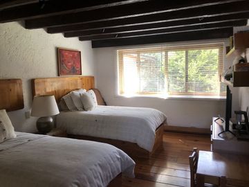 Parte baja,estilo Arq.Artigas con gran jardín arbolado.