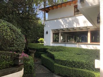 Parte baja,estilo Arq.Artigas con gran jardín arbolado.
