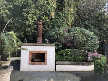 Parte baja,estilo Arq.Artigas con gran jardín arbolado.