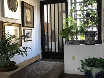 Parte baja,estilo Arq.Artigas con gran jardín arbolado.