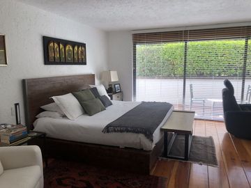 Parte baja,estilo Arq.Artigas con gran jardín arbolado.