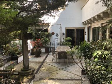 Parte baja,estilo Arq.Artigas con gran jardín arbolado.
