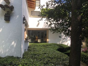 Parte baja,estilo Arq.Artigas con gran jardín arbolado.